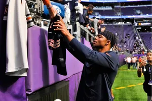 Justin Fields fala em tom de despedida dos Bears: ‘Dei tudo de mim’