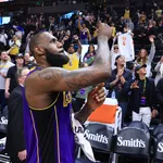 NBA: Lakers vencem Suns e ainda podem ir direto aos playoffs