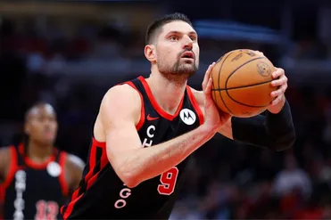 Vucevic em a&ccedil;&atilde;o pela NBA com a camisa do Chicago Bulls