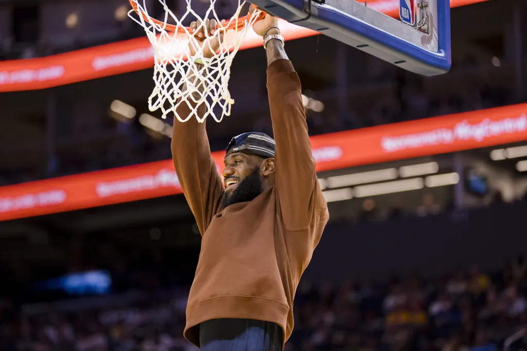 LeBron na NFL? Astro dos Lakers &eacute; homenageado com jogada em partida dos Bills