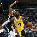 LeBron James rouba a cena e comanda vit&oacute;ria dos Lakers sobre os Grizzlies