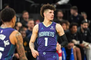 NBA: LaMelo Ball machuca em lance preocupante contra Orlando Magic