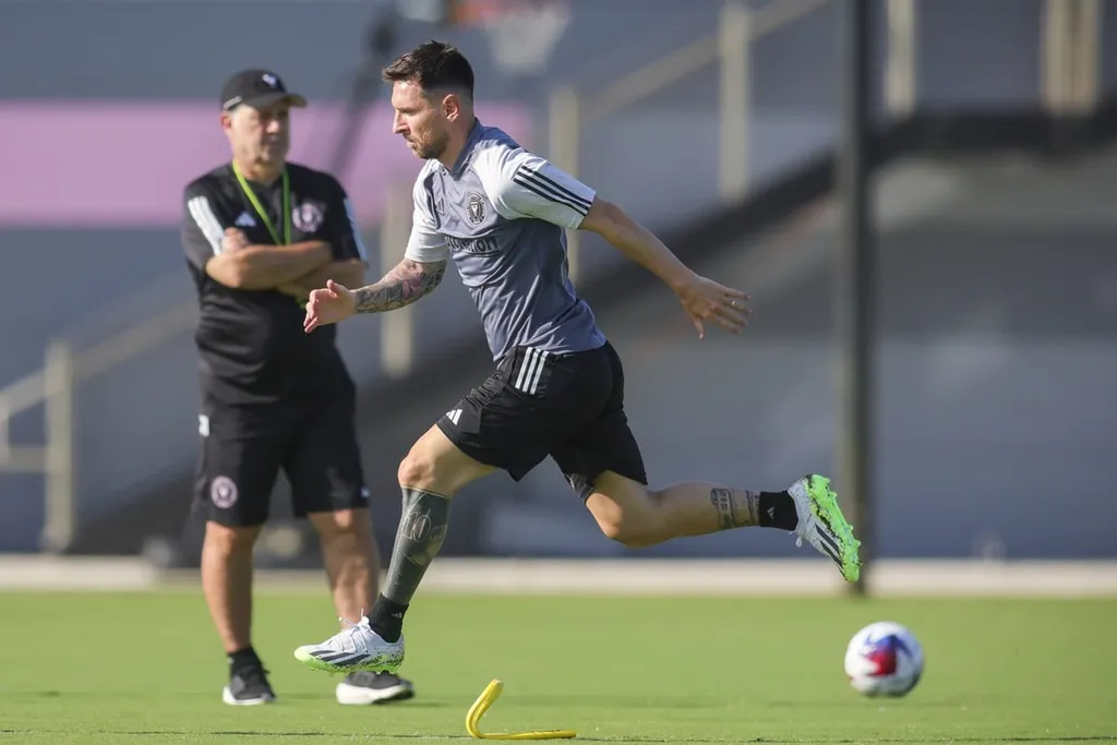 MLS: t&eacute;cnico do Inter Miami d&aacute; not&iacute;cia preocupante sobre estreia de Messi
