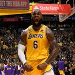 Decisivo, LeBron vence Dillon Brooks no fim, e Lakers ficam perto da vaga