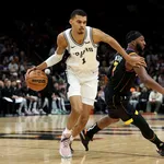 NBA: Nem volta de Devin Booker salva Suns de show de Wembanyama