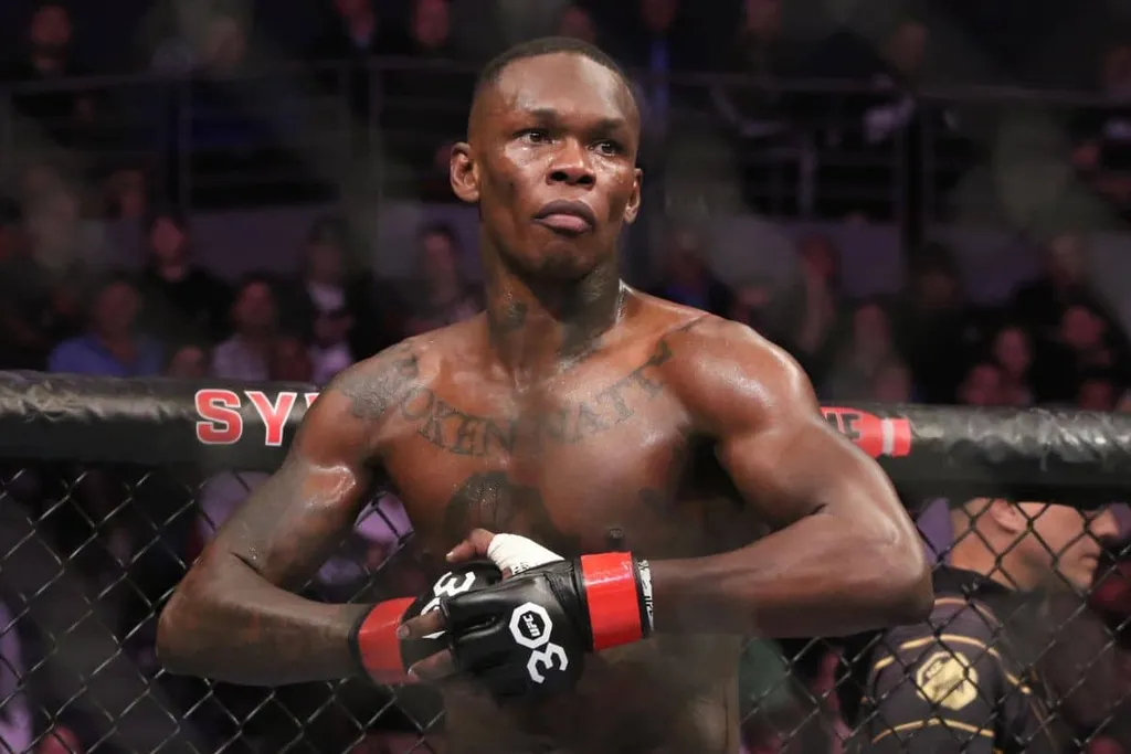 Vai voltar das &lsquo;f&eacute;rias&rsquo;? Adesanya surpreende com enigma sobre UFC 300