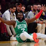 NBA: Em vit&oacute;ria dos Celtics, Jaylen Brown usa t&ecirc;nis &lsquo;sem marca&rsquo;