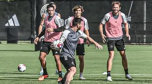 Messi na NFL? Craque argentino aparece arremessando bola no treino e fãs comentam