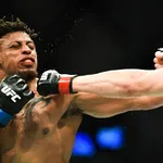 Ex-NFL e UFC, Greg Hardy leva mais um nocaute brutal no boxe