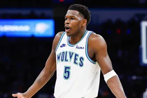 Anthony Edwards ignora regra da NBA e ataca arbitragem: ‘Ladrões’