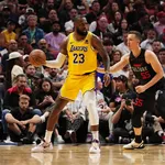 Lakers batem de frente com NBA e contestam arbitragem na derrota para o Heat