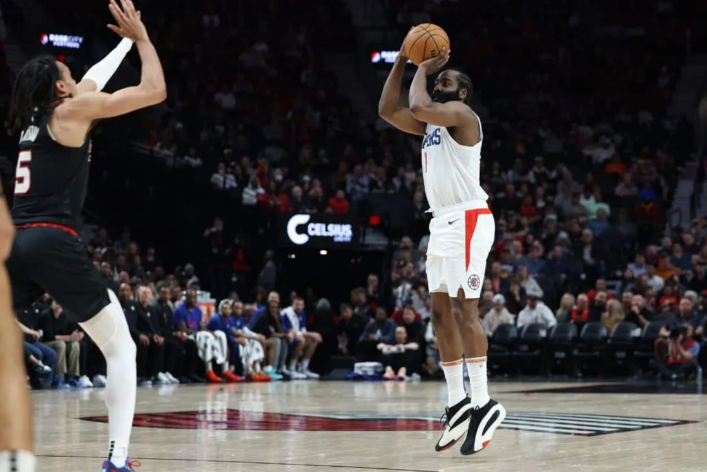 NBA: Harden explica &lsquo;bloqueio&rsquo; em Kawhi Leonard na vit&oacute;ria dos Clippers