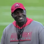 NFL: l&iacute;der dos Buccaneers cumpre promessa e, aos 59 anos, ganha diploma universit&aacute;rio