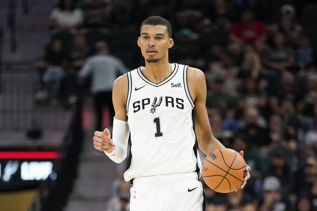 Victor Wembanyama, novato do San Antonio Spurs, na pr&eacute;-temporada da NBA. Foto: Icon sport