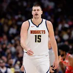 NBA: Jokic ofusca estreia de Holmgren com duplo-duplo em vit&oacute;ria dos Nuggets