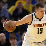 Monstruoso, Jokic consegue marca hist&oacute;rica na NBA em vit&oacute;ria contra os Warriors