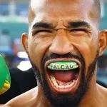 Esquiva Falc&atilde;o cai duas vezes e conhece 1&ordf; derrota na disputa pelo cintur&atilde;o&nbsp;mundial