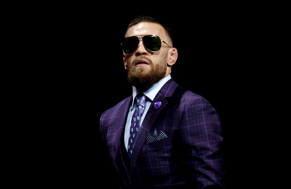 McGregor &eacute; flagrado em briga e sai correndo de bar; pol&iacute;cia investiga o caso