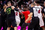 NBA ou UFC? Jogadores trocam socos em jogo quente em Miami