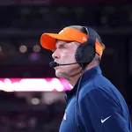 NFL: Sean Payton explica plano dos Broncos para anular Josh Jacobs em estreia