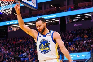 Curry dedica vitória dos Warriors a assistente que morreu: ‘Foi difícil’