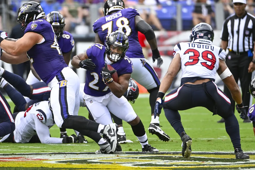 NFL: J.K. Dobbins sofre les&atilde;o grave e desfalca Ravens pelo resto da temporada
