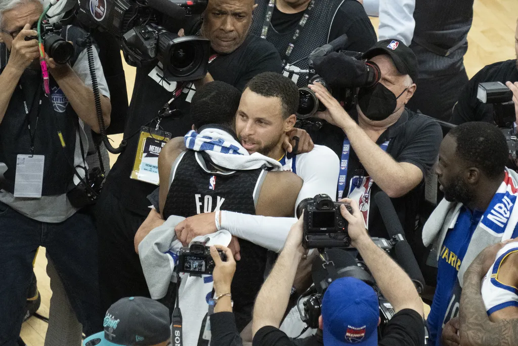 De'Aaron Fox e Stephen Curry se abra&ccedil;am ap&oacute;s Kings x Warriors se enfrentarem nos playoffs. Foto: Icon sport