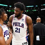Su&aacute;rez assiste de camarote show de Embiid e Maxey na NBA