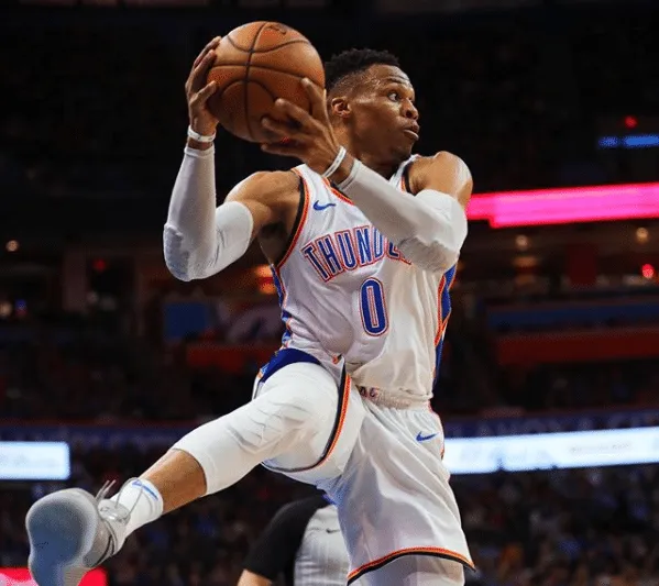 Russell Westbrook se torna 1&ordm; jogador a ter m&eacute;dia de triplo-duplo em duas temporadas seguidas