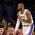 NBA: LeBron James desfalca Lakers e est&aacute; fora do jogo contra os Bucks