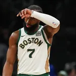 NBA: Celtics conseguem vit&oacute;ria apertada diante do Toronto Raptors