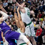 NBA: Celtics desperdi&ccedil;am outra lideran&ccedil;a e perdem para Jazz, mas v&atilde;o aos playoffs
