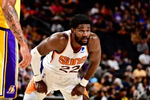 Suns iguala oferta e renova com Ayton