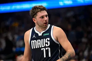 NBA: Luka Doncic rouba bola de LeBron James e leva torcida à loucura