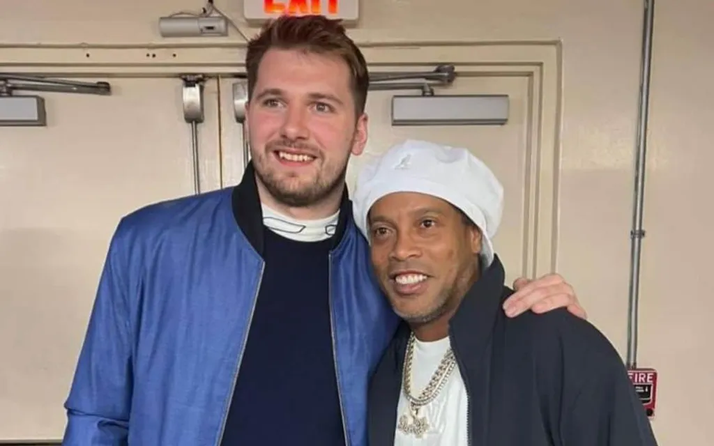 Rol&ecirc; aleat&oacute;rio: Doncic e Ronaldinho Ga&uacute;cho se encontram durante f&eacute;rias da NBA