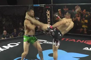 Nocaute com 1 segundo: lutador causa polêmica com chute brutal