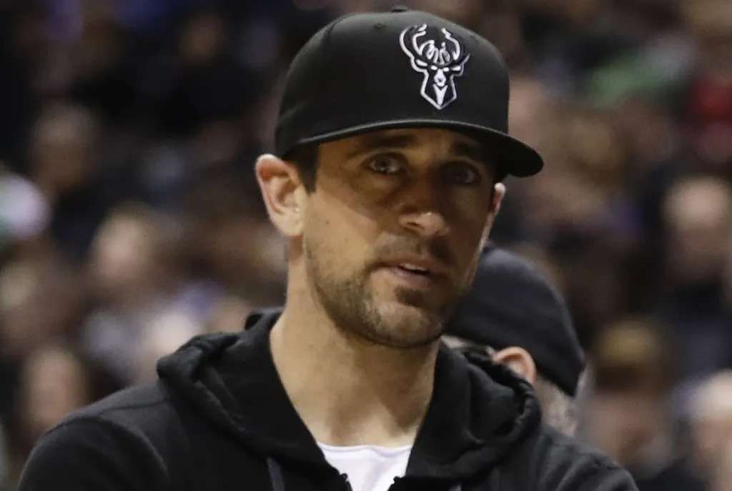 Aaron Rodgers se torna dono minorit&aacute;rio do Milwaukee Bucks
