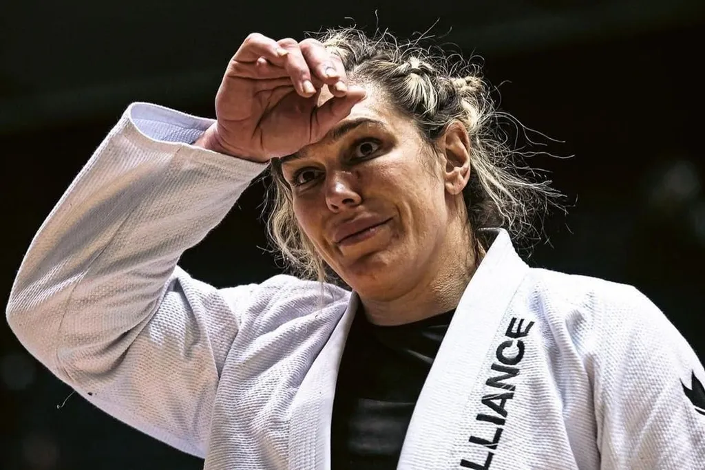 Lutadora Gabi Garcia quebra o sil&ecirc;ncio e faz acusa&ccedil;&otilde;es chocantes contra ex-marido