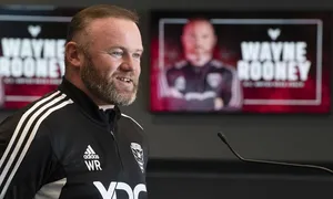 Wayne Rooney mal chegou e já pode sair