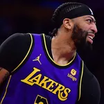 NBA: Anthony Davis &eacute; surpreendido no vesti&aacute;rio dos Lakers ap&oacute;s jogo hist&oacute;rico