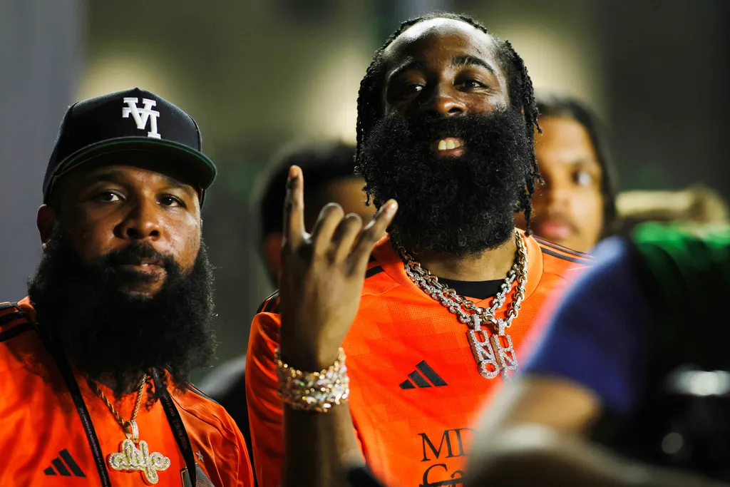 James Harden d&aacute; festa e faz convidados mandarem recado a Daryl Morey