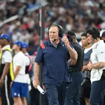 NFL: Dono dos Patriots se irrita com p&eacute;ssima campanha e pode demitir t&eacute;cnico