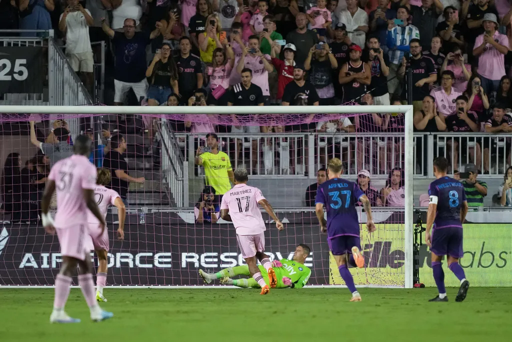 Messi marca em goleada, se isola na artilharia e Inter Miami vai &agrave; semifinal da Leagues Cup