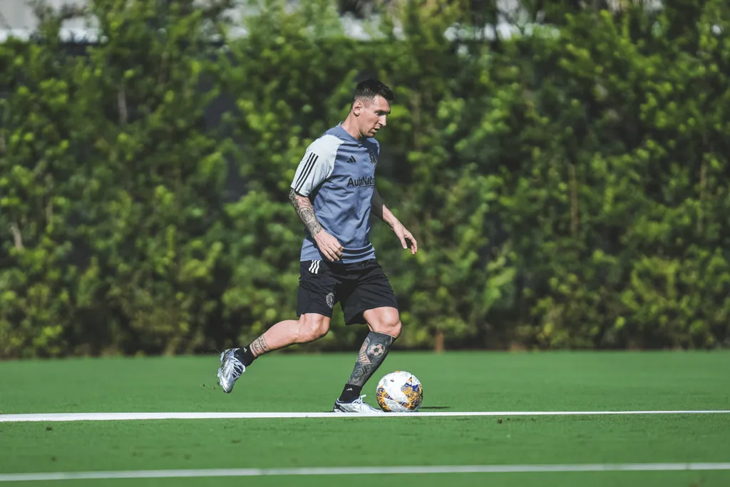 Com novo visual, Messi volta aos treinos e refor&ccedil;a o Inter Miami na MLS
