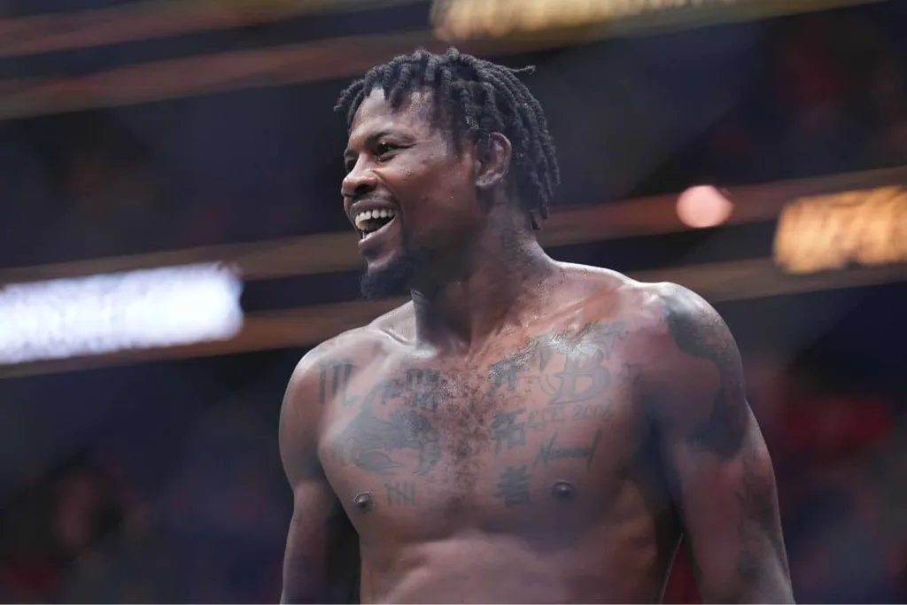 UFC 302: Holland vence ap&oacute;s deslocar o bra&ccedil;o de Oleksiejczuk no peso-m&eacute;dio