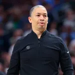 Mercado NBA: Clippers assinam extens&atilde;o milion&aacute;ria com Tyronn Lue