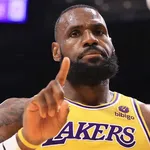 LeBron e Davis &lsquo;abalam&rsquo; Dillon Brooks com tocos seguidos, e torcida vibra