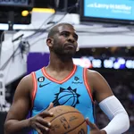 Novo t&eacute;cnico dos Suns volta atr&aacute;s sobre sa&iacute;da de Chris Paul: &lsquo;N&atilde;o dispensamos&rsquo;