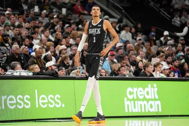 Victor Wembanyana em a&ccedil;&atilde;o pelos Spurs na NBA