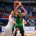 Exame confirma les&atilde;o grave e Raul Neto est&aacute; fora da Copa do Mundo de Basquete